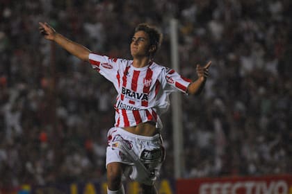 Uno de los festejos de Paulo Dybala con la camiseta de Instituto, su primer equipo