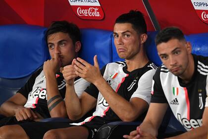 Dybala y Cristiano Ronaldo, abatidos en el banco de los suplentes antes de la ceremonia de entrega de premios