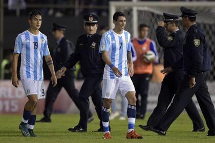 Dybala y Di María tras el empate en Asunción