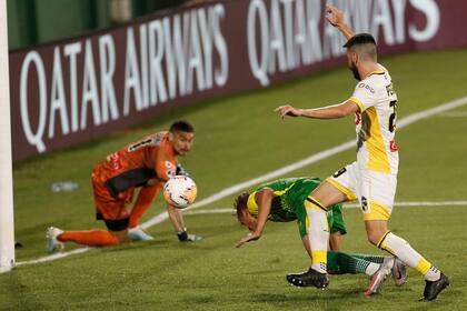 De cabeza, Braian Romero anota el segundo gol de Defensa y Justicia, que derrotó 4-2 a Coquimbo y está en la final de la Copa Sudamericana.