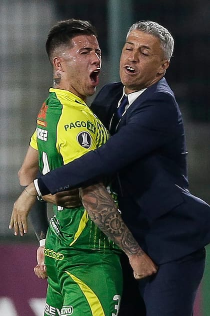 Enzo Fernandez celebra con Hernan Crespo el gol de Washington Camacho, tanto con el que Defensa y Justicia abrió el marcador ante Olimpia