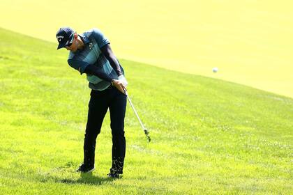 Dylan Frittelli, de Sudáfrica, juega las dos primeras vueltas a la par de McCarthy y Watney; se lo permiten las nuevas reglas sanitarias del PGA Tour, vigentes desde el 1 de julio.