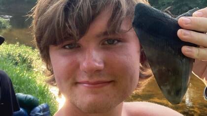 Dylan Belson encontró el diente de un megalodón mientras practicaba buceo con un amigo