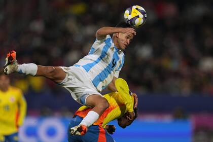 Dylan Gorosito en el duelo aéreo con Oscar Perea: el lateral tuvo menor presencia ofensiva, porque Colombia lo exigió en el rol de marcador