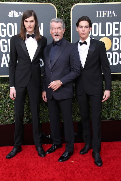 Dylan y Paris Brosnan en los Globos de Oro junto a su papá