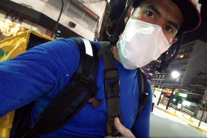 Dylan Yanez, orgulloso de lo que hace, dice que salvan vidas haciendo las compras