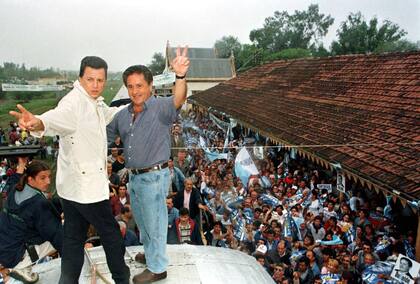 Duhalde y Ortega durante la recorrida en tren, en Recreo, Catamarca, el 26 de marzo de 1999