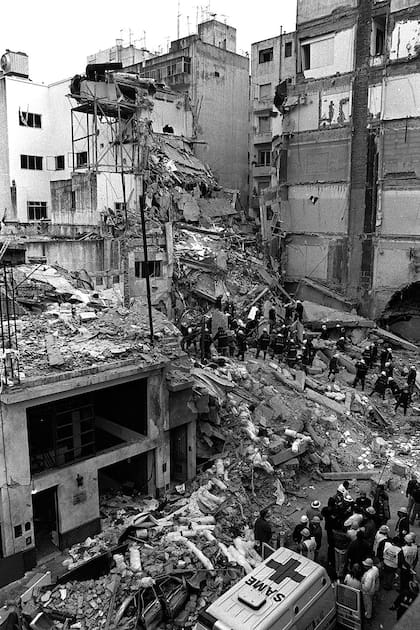 Las tareas de rescate en el edificio de la AMIA tras el ataque, el 18 de julio de 1994