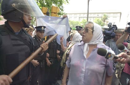 DYN30, BUENOS AIRES 20/12/01, HEBE DE BONAFINI EN LA PLAZA DE MAYO DURANTE LOS INCIDENTES CON LOS MANIFESTANTES.
FOTO:DYN/RICARDO ABAD