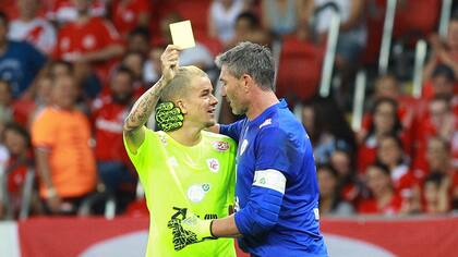 D´Alessandro, de referí, en un momento de diversión en el partido benéfico para ayudar a las familias de las víctimas del accidente de Chapecoense