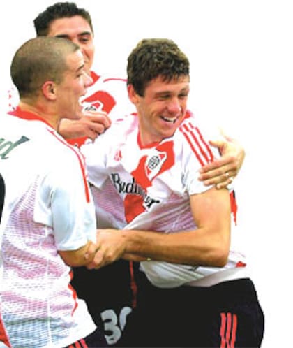 Martín Demichelis celebra uno de sus goles en River, junto a Esteban Fuertes y Andrés D'Alessandro