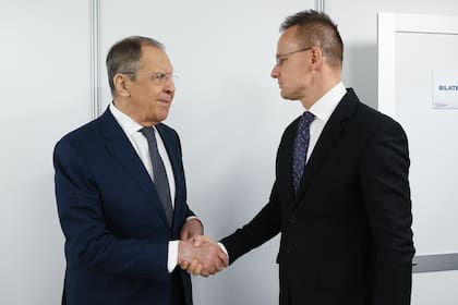 E ministro de Relaciones Exteriores de Rusia Serguéi Lavrov (izquierda) con el ministro híngaro de Relaciones Exteriores Peter Szijjarto