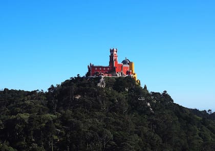 Los colores del Palacio Nacional da Pena, vistos desde las colinas del Castelo dos Mouros