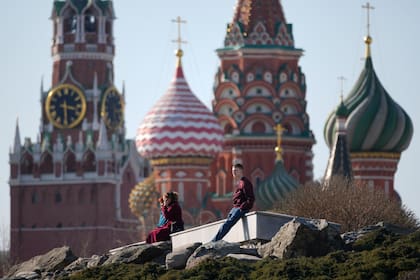 E parque de Zaryadye en Moscú, con la torre Spasskaya del Kremlin y la catedral de San Basilio al fondo.