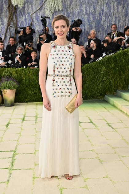 Eaddy Kiernan Bunzel radiante con un delicado modelo en off white bordado en su delantera