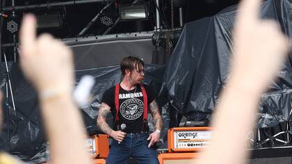 El legado sigue vivo: en el último Lollapalooza, el cantante de Eagles of Death Metal vistió una remera de la banda en escena
