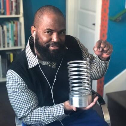 Earlone Woods se hizo conocido por un podcast sobre la vida carcelaria en California