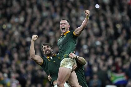 Eben Etzebeth levanta a Jesse Kriel en la eufórica celebración de la victoria sudafricana sobre Nueva Zelanda (12-11) en la final de Francia 2023; el segunda línea dirá a sus compañeros que integraban el mejor equipo de la historia del rugby.