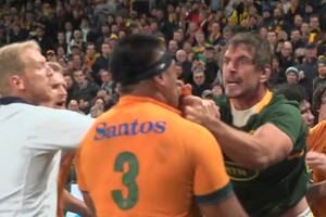 Eben Etzebeth y Allan Alaalatoa, en medio de la pelea durante Sudáfrica vs. Australia