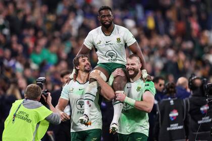 Eben Etzebeth y RG Snyman llevan en andas a Siya Kolisi al cabo de la victoria de Sudáfrica en Francia; el capitán cumplió 100 partidos con la camiseta de Springboks.