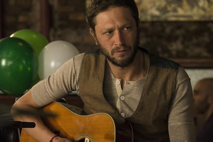 Ebon Moss-Bachrach en Girls