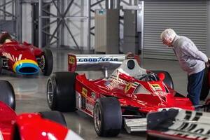 Ecclestone mira de cerca la Ferrari 312 T2 que utilizó Carlos Reutemann en el GP de Brasil de 1977