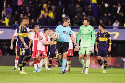 Echavarría tuvo mucho trabajo y varias polémicas: a Huracán le echó dos jugadores en la misma acción