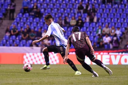 Echeverri intenta avanzar ante la marca de Diego Gómez; el juvenil de River entró poco en juego