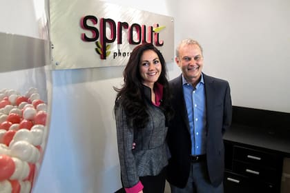 Eckert con Robert Whitehead, su exesposo, en 2013; él ahora preside la junta directiva de Sprout