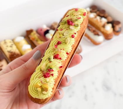 Éclair de pistacho y frambuesas