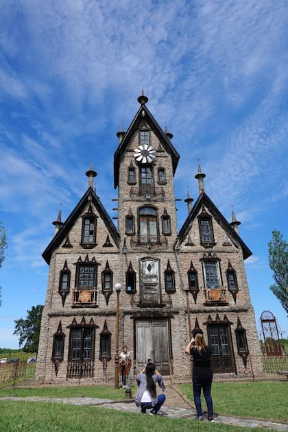 Eclecticismo al por mayor es lo que muestra cada construcción de esta fantástica aldea