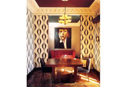 Ecléctico y singular, este comedor enmarcado en un departamento antiguo recurre a distintos elementos antiguos para lograr un efecto sofisticado y actual