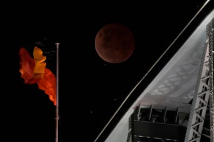 El eclipse lunar total, el último hasta 2025, como fue visto desde Sidney, Australia (AP Photo/Rick Rycroft)