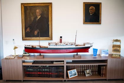 ECO - Detalles que decoran una de las oficinas de La Anónima en Buenos Aires, el barco dónde empezó la empresa, dos cuadros de los fundadores y fotos de época. Buenos Aires, 15/03/24.