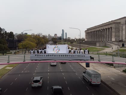 Eco House desplegó un banderazo simbólico frente a la Facultad de Derecho