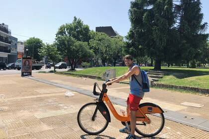 Diego Crespo usa el sistema gratuito de Ecobici porque se encuentra desempleado, pero ha tenido problemas con las estaciones de Parque Avellaneda; una de ellas (ubicada en Avenida Directorio y Olivera), fue retirada esta semana por el gobiero de la Ciudad