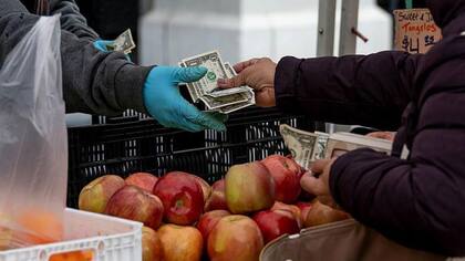 Economistas advierten que la bajada del dólar está relacionada con la pérdida de confianza de los inversores en EE.UU