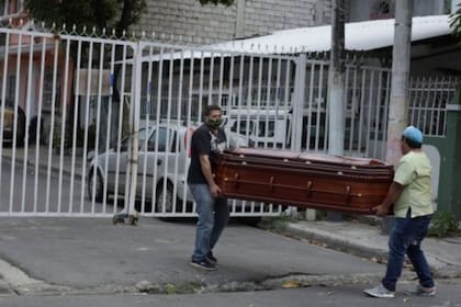 Ataúdes en las calles, otra de las postales ecuatorianas en medio de la pandemia 