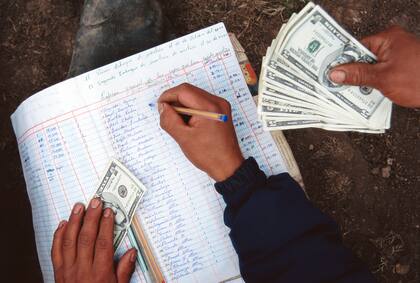 Ecuador, los agricultores pagan en billetes de dólar que se comprueban desde el libro mayor. 