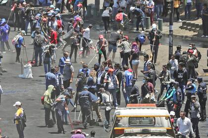 Las protestas por el paquete de austeridad provocaron bloqueos de carreteras, cierre de negocios y redujeron a la mitad la producción de petróleo de Ecuador, lo que obligó a detener temporalmente la exportación más importante del país.