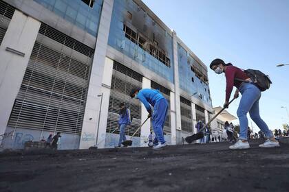 Manifestantes que rechazaban medidas de austeridad lucharon contra la policía durante días, dejando montones de neumáticos, árboles y material de construcción en llamas.