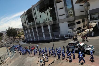 La oficina del defensor del pueblo dijo el domingo que siete personas murieron en las protestas, 1.340 resultaron heridas y 1.152 arrestadas.