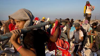 Ecuador trata de levantarse desde las ruinas