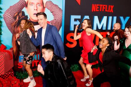 Ed Helms y Jennifer Garner ensayan un divertido baile en la premiere de Familia revuelta, el film que Netflix estrena este mes en su plataforma