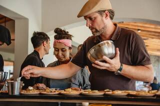 Llegó como mochilero, se quedó y hoy apuesta a los fuegos en Mendoza