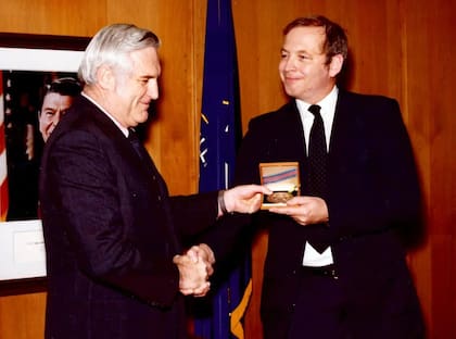 Ed Johnson, a la derecha, recibiendo la Estrella de Inteligencia de la CIA de John N. McMahon, el subdirector de operaciones de la agencia en ese momento.