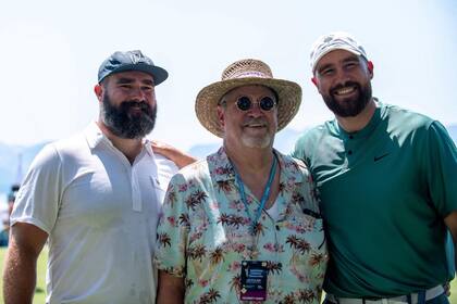 Ed Kelce, padre de Jason y Travis Kelce, contó que su hijo le propuso matrimonio a Taylor Swift en el jardín de su casa de Misuri (Foto: Instagram @papakelce)