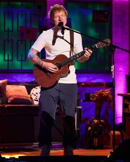 Ed Sheeran contó que no tiene teléfono celular y que se comunica por correo electrónico; responde los emails una vez por semana (Foto: Instagram @larevuelta_tve)