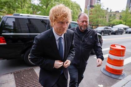 Ed Sheeran, este jueves, ingresando a la corte federal de Nueva York