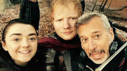 Ed Sheeran junto a Maisie Williams en Game of Thrones